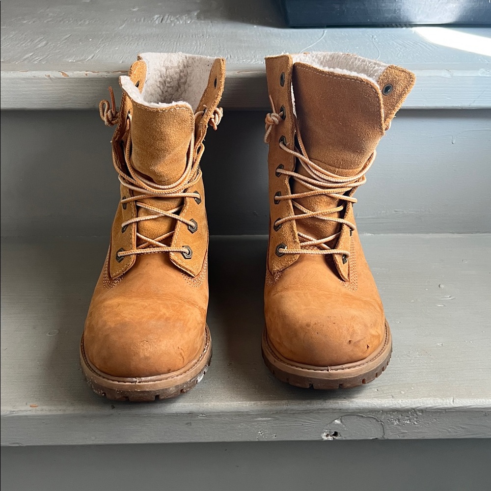 Timberland Tan Lace-Up Boots with Fur Lining